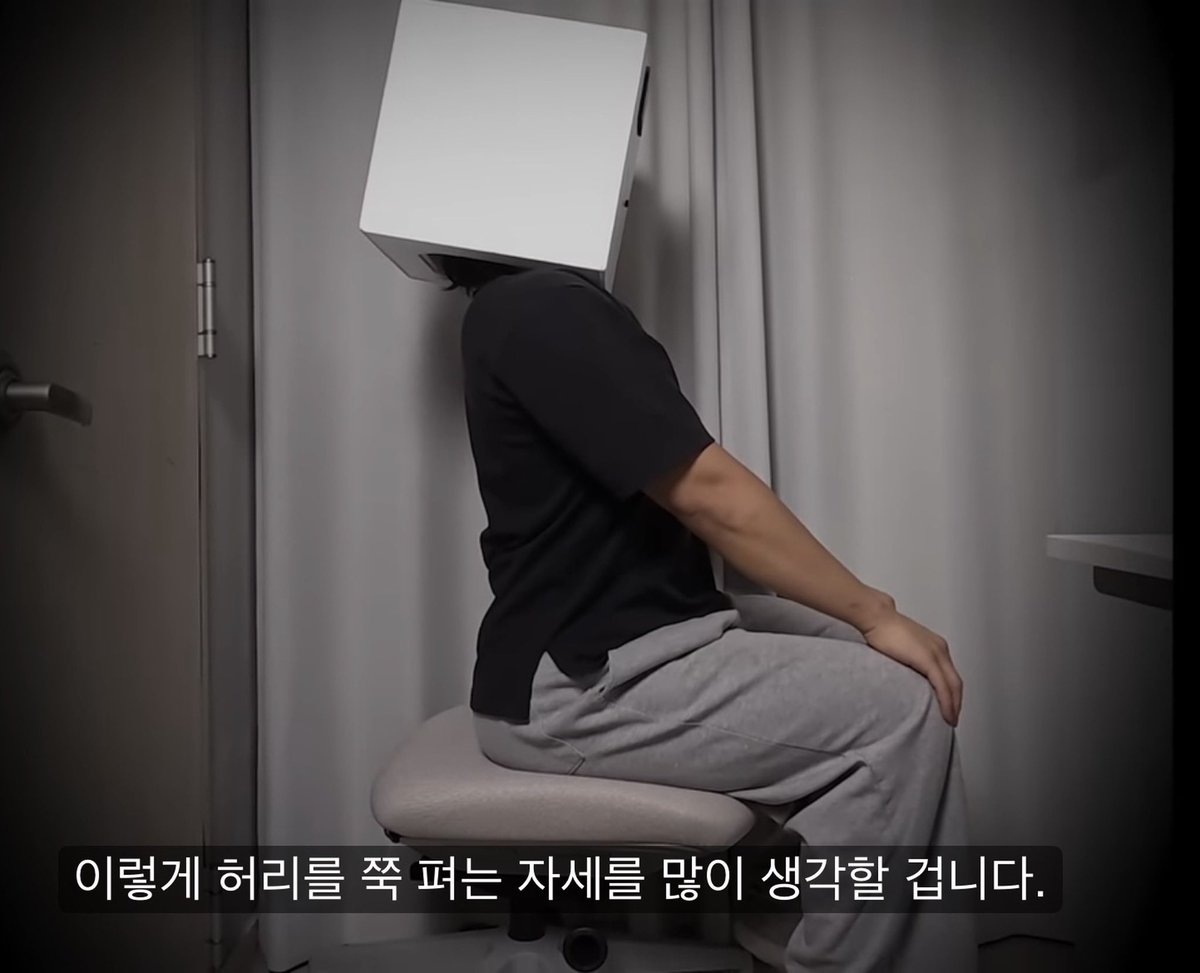 인체공학적 의자 높이와 좌판 깊이, 모니터 시선 위치를 최적화한 올바른 컴퓨터 작업 데스크 셋업 다이어그램