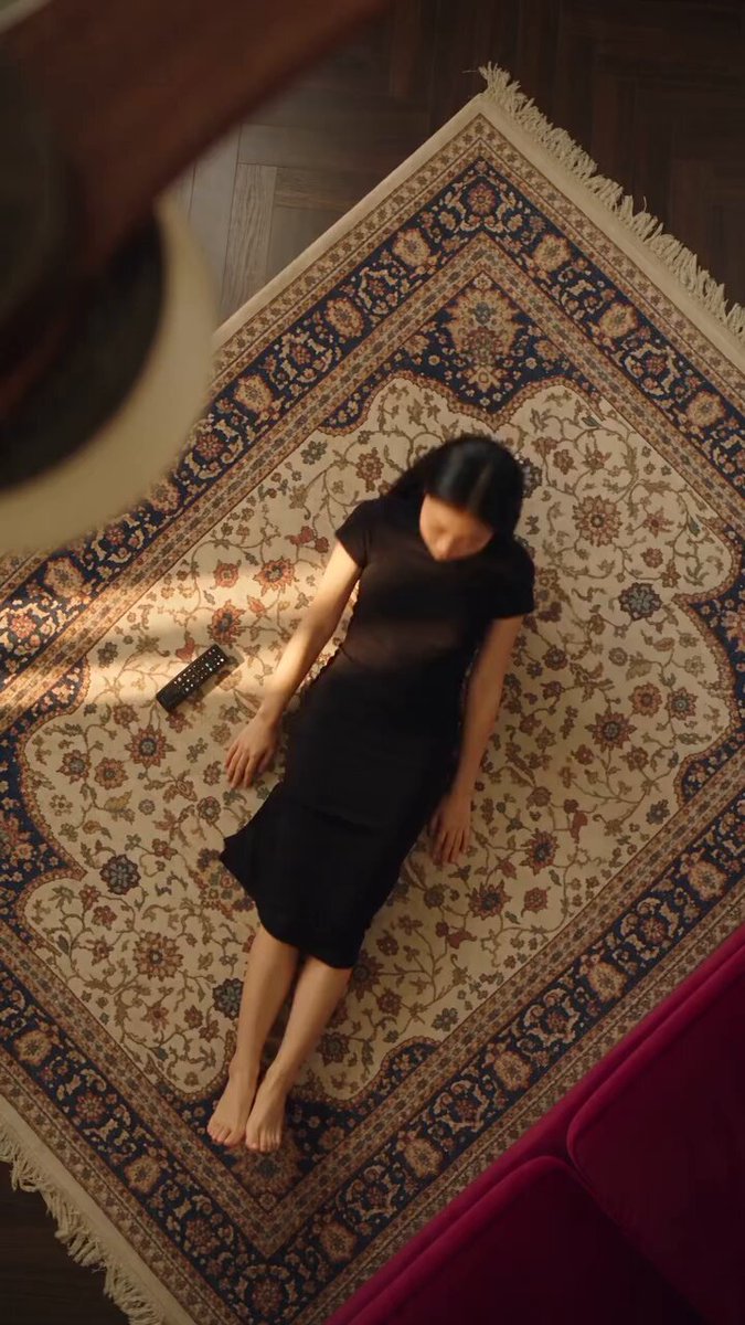 Seedance 2.5 탑다운 앵글 실링팬 시네마틱 의상 전환 프롬프트 팁